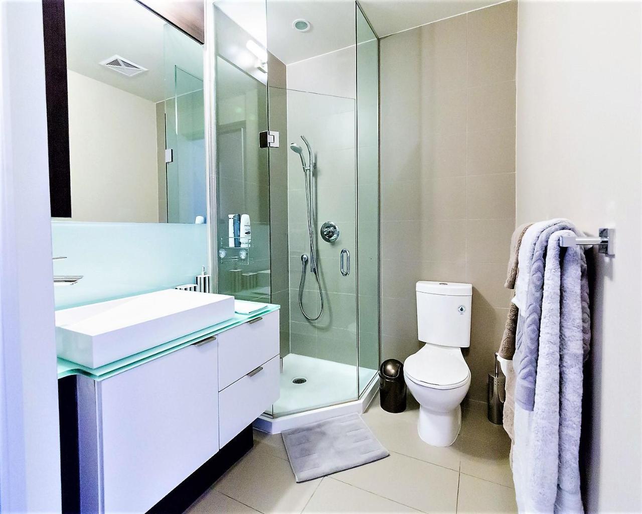 Upscale Suite At Cn Tower, Metro Convention & Rogers Centre Toronto Bagian luar foto